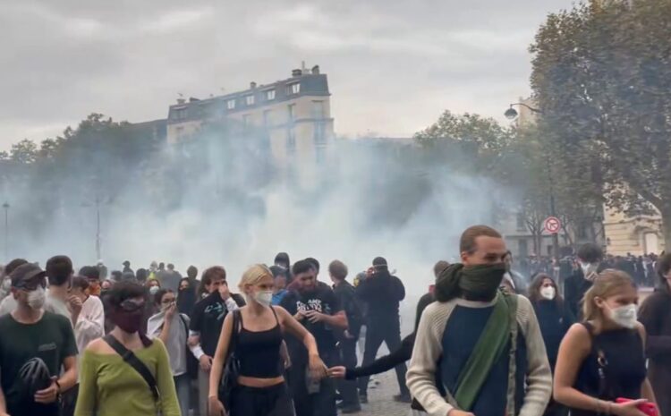 Policías lanzan gases lacrimógenos a manifestantes, en París.