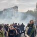 Policías lanzan gases lacrimógenos a manifestantes, en París.