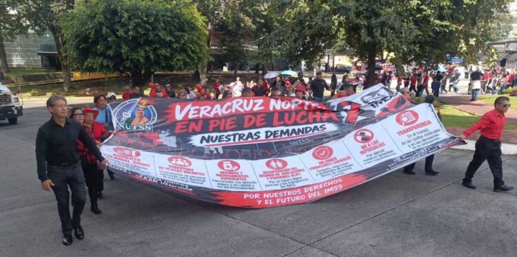 Trabajadores del IMSS e ISSSTE en Veracruz reclaman falta de medicamentos