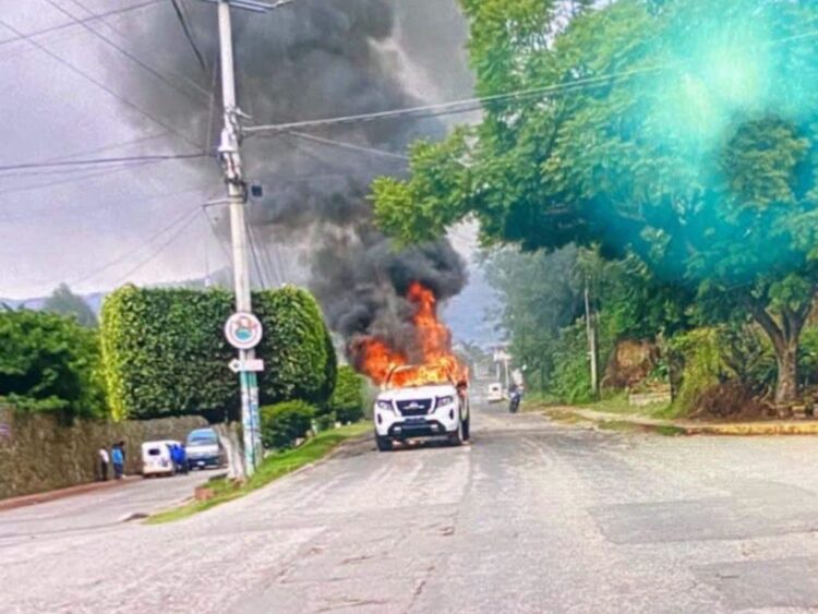 Queman patrullas en Totolapan, Morelos.