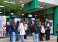 Estudiantes se reúnen frente a las instalaciones de la Universidad Tecnológica de Nezahualcóyotl (UTN).