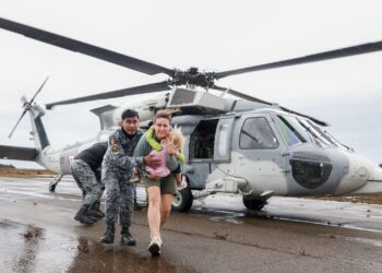 Ejército rescata por aire a familias aisladas por lluvias en Ensenada. AMEXI/Foto: @MarinadelPilar