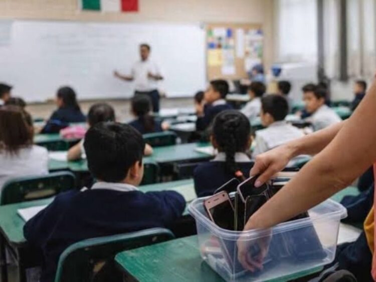 Restricción de celulares en las escuelas. Foto RRSS