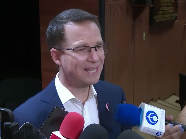 En una entrevista con medios, Ricardo Anaya aseveró que 'la crisis del IMSS rebasó a Zoe Robledo' y pidió su renuncia.