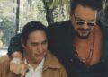 Ricardo Arjona junto a Pocho, el taxista mexicano que se convirtió en su colaborador y amigo, durante el encuentro en el que recibió un automóvil como regalo.