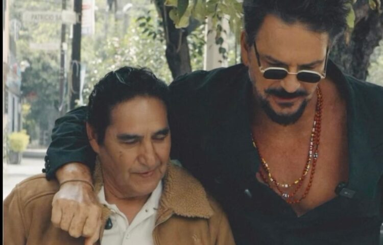 Ricardo Arjona junto a Pocho, el taxista mexicano que se convirtió en su colaborador y amigo, durante el encuentro en el que recibió un automóvil como regalo.