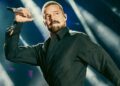 Ricky Martin canta sobre el escenario durante una presentación en vivo, como parte de su gira internacional.