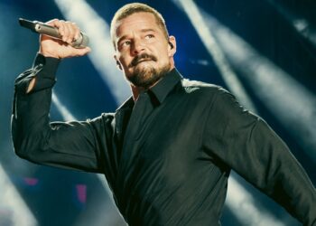 Ricky Martin canta sobre el escenario durante una presentación en vivo, como parte de su gira internacional.