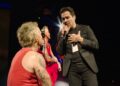 Robbie Williams y Omar Chaparro cantan “Better Man” en el Palacio de los Deportes