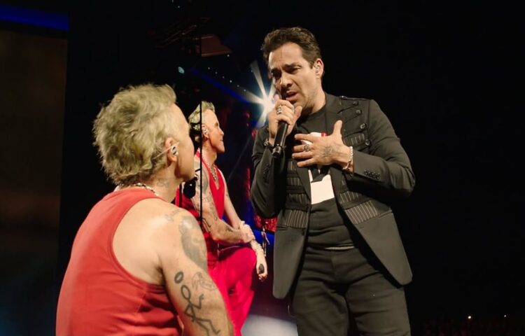 Robbie Williams y Omar Chaparro cantan “Better Man” en el Palacio de los Deportes