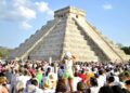 Turistas visitan la zona arqueológica de Chichén Itzá en Yucatán.