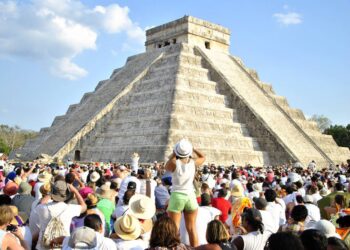 Turistas visitan la zona arqueológica de Chichén Itzá en Yucatán.