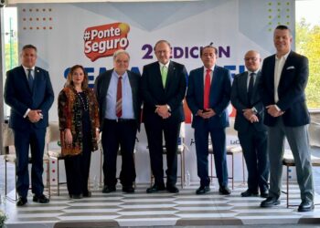 Inauguración de la Semana del Seguro 2026 organizada por la AMIS con autoridades financieras y representantes del sector asegurador.