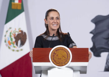 La Presidenta pidió a Zoé Robledo revisar los gastos administrativos sin afectar los servicios médicos