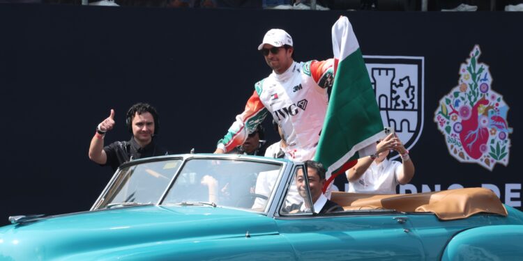 Checo Pérez celebra en Paseo de la Reforma su regreso a la CDMX