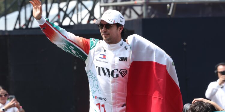 Checo Pérez celebra en Paseo de la Reforma su regreso a la CDMX