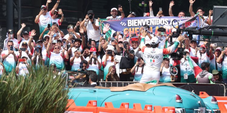 Checo Pérez celebra en Paseo de la Reforma su regreso a la CDMX