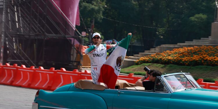 Checo Pérez celebra en Paseo de la Reforma su regreso a la CDMX