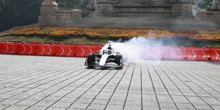 Checo Pérez celebra en Paseo de la Reforma su regreso a la CDMX