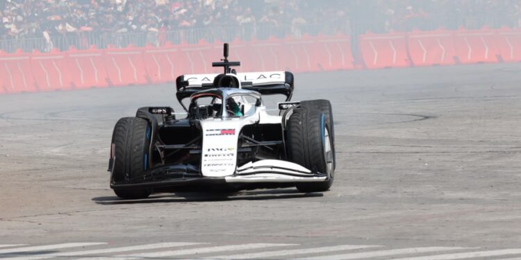 Checo Pérez celebra en Paseo de la Reforma su regreso a la CDMX