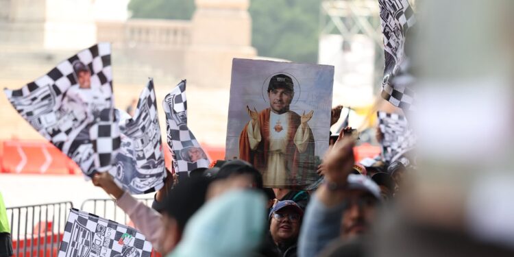Checo Pérez celebra en Paseo de la Reforma su regreso a la CDMX