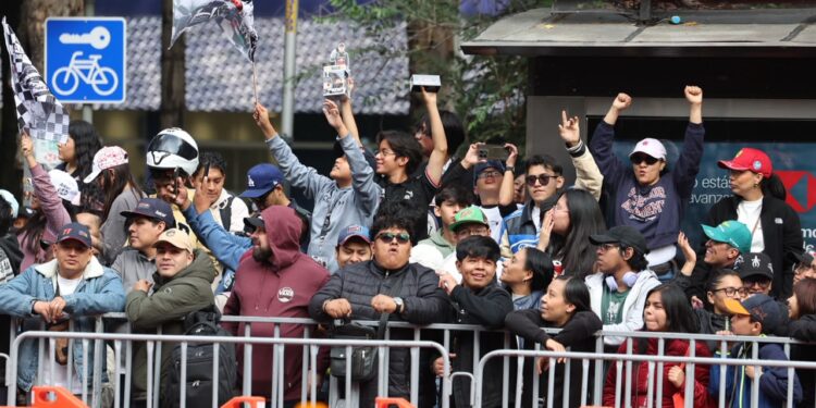 Checo Pérez celebra en Paseo de la Reforma su regreso a la CDMX