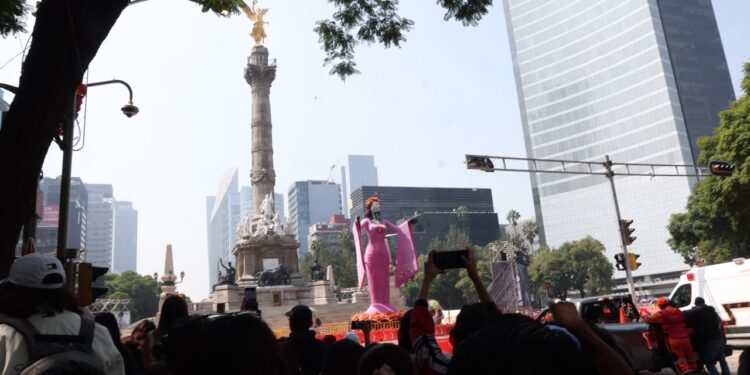 Checo Pérez celebra en Paseo de la Reforma su regreso a la CDMX