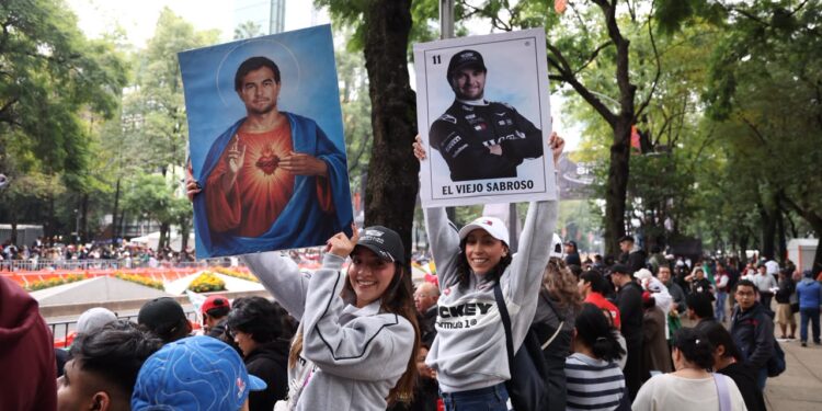Checo Pérez celebra en Paseo de la Reforma su regreso a la CDMX