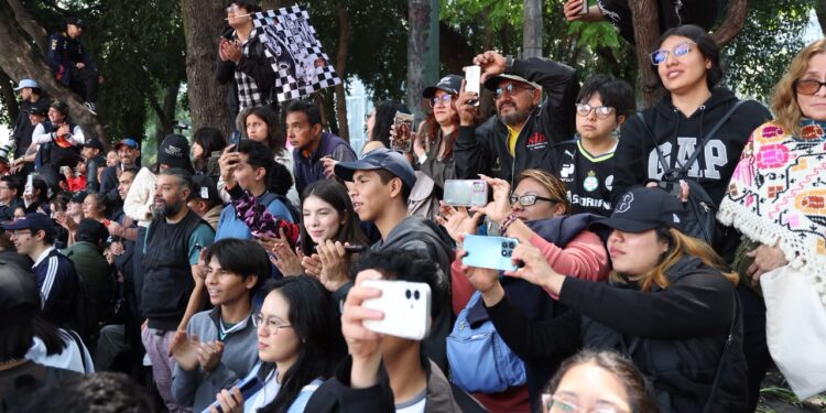 Checo Pérez celebra en Paseo de la Reforma su regreso a la CDMX
