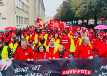 Las manifestaciones convocadas por sindicatos en Bruselas derivaron en fuertes enfrentamientos contra la policía belga. X syndicatFGTB