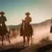 Tres hermanos de “Tierra de Amor y Coraje” montan a caballo en un paisaje de rancho