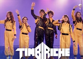 Elenco de la serie Timbiriche de ViX caracterizado como el grupo musical
