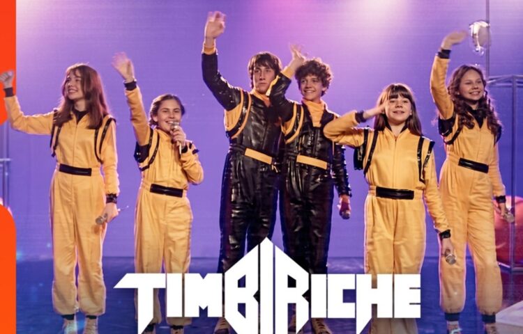 Elenco de la serie Timbiriche de ViX caracterizado como el grupo musical