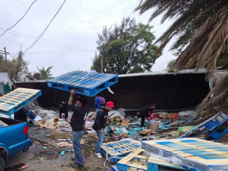 Tráiler cargado con jabón vuelca en la México-Querétaro. 2 octubre 2026. Foto Especial