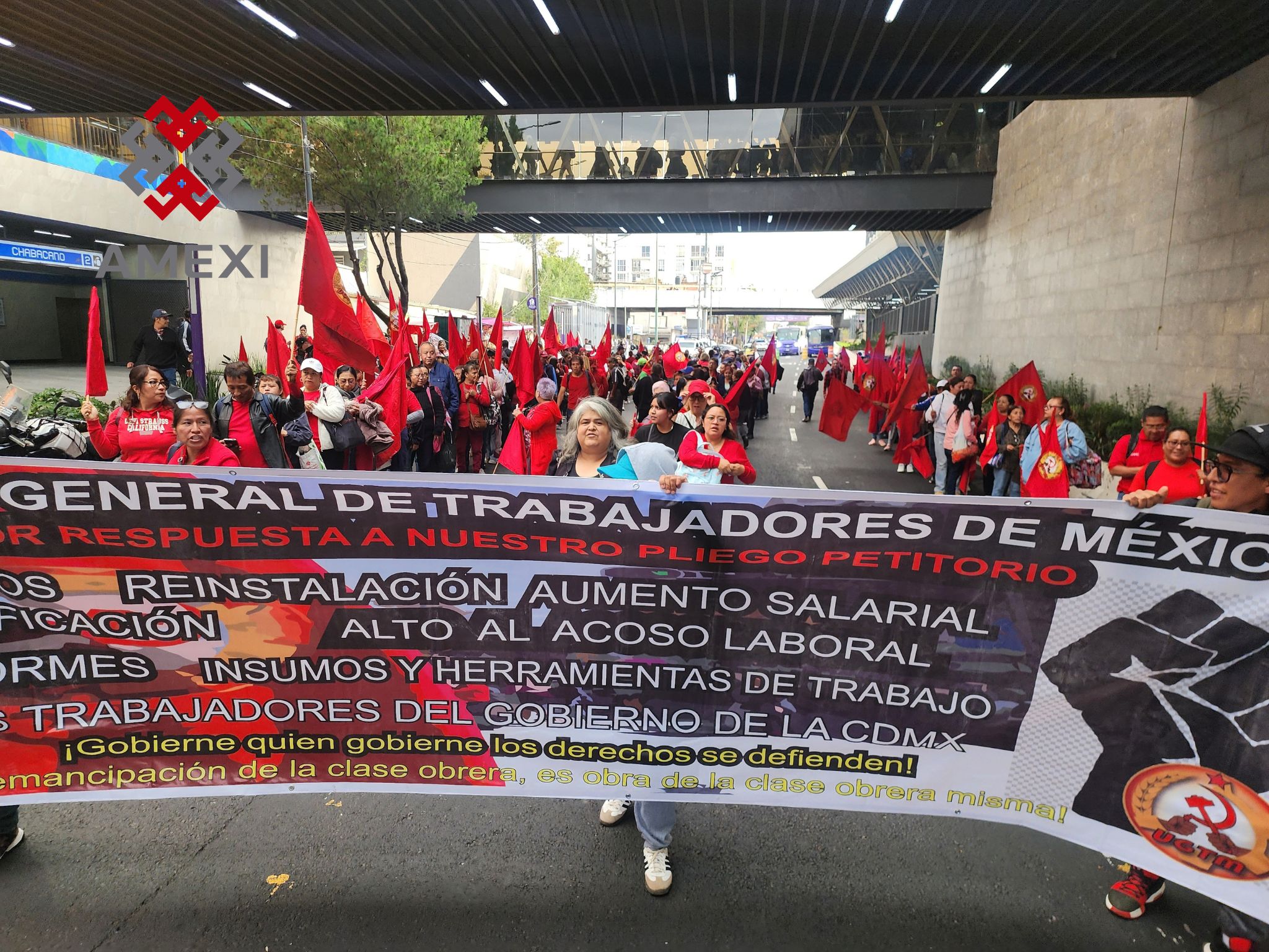 Trabajadores de diferentes dependencias de la Ciudad de México, marchan sobre calzada Tlalpan, por basificación y mejores condiciones laborales