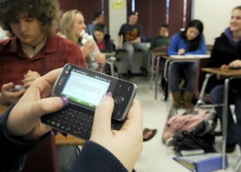La UNAM define el uso de celulares y dispositivos móviles en las aulas, para fortalecer la enseñanza. AMEXI Foto UNAM