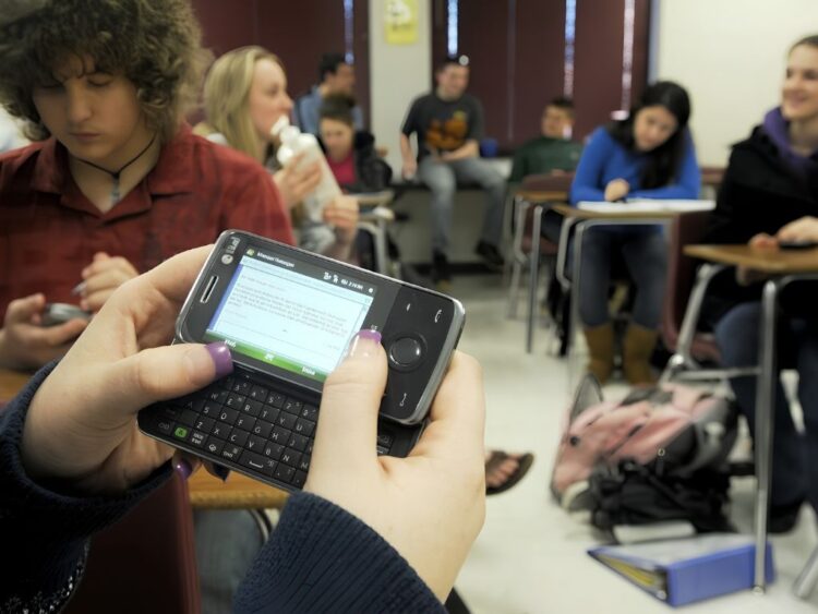 La UNAM define el uso de celulares y dispositivos móviles en las aulas, para fortalecer la enseñanza. AMEXI Foto UNAM