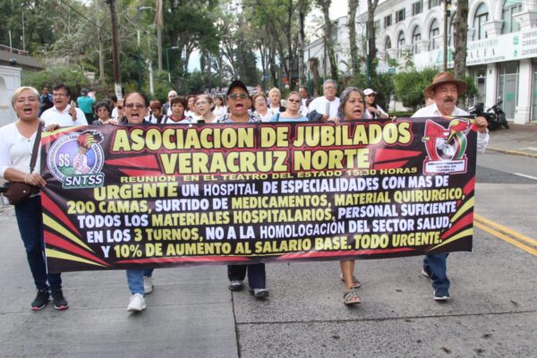 Marchan trabajadores y jubilados del IMSS en Xalapa por mejoras salariales y atención a pacientes. AMEXI/Foto: Corresponsal