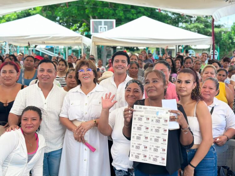 Municipio de Veracruz recibe galardón por apoyo a 20 mil familias vulnerables. AMEXI/Foto: Gobierno de Veracruz