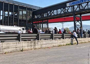 Vecinos de Valle de Chalco bloquean la México-Puebla; exigen suspender obras de bachillerato. AMEXI/Foto: Corresponsal