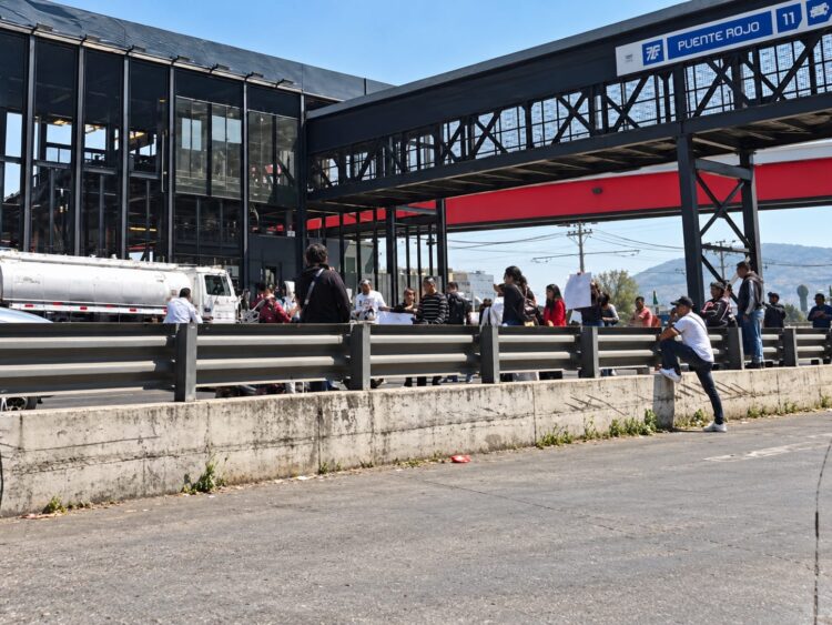 Vecinos de Valle de Chalco bloquean la México-Puebla; exigen suspender obras de bachillerato. AMEXI/Foto: Corresponsal