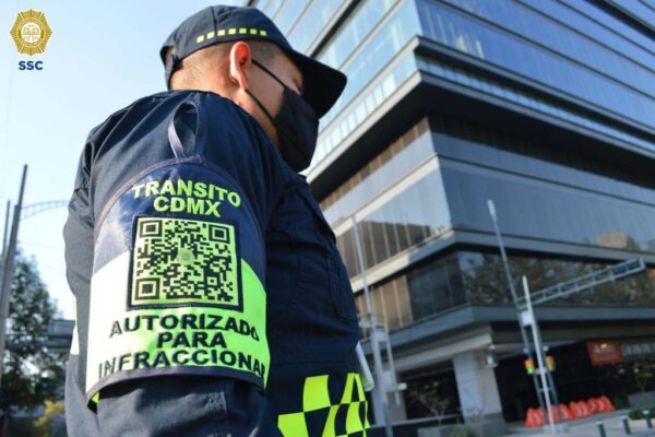 Es indispensable verificar que el oficial esté plenamente facultado mediante un brazalete amarillo. AMEXI/Foto: @SSC_CDMX