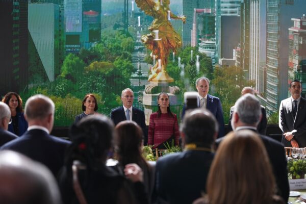 La presidenta Claudia Sheinbaum Pardo explica que el plan de inversión por más de 8 billones de pesos, nuca ha sido visto en México. AMEXI/FOTO/ Presidencia