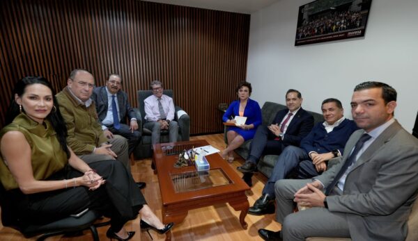 Monreal aseguró que mantiene contacto permanente con con los coordinadores de los grupos parlamentarios. AMEXI/Foto: @RicardoMonrealA