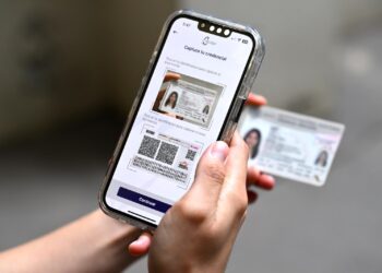 INE entrega más de 167 mil credenciales para votar a chilangos residentes en el extranjero