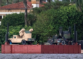 Vehículos militares con sistemas de defensa antiaérea portátiles desplegados en las inmediaciones de Mar-a-Lago, residencia del presidente Donald Trump en Palm Beach, Florida, Estados Unidos.