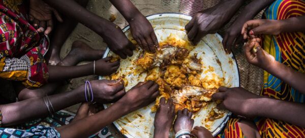 El acceso a la alimentación es un derecho reconocido por la Declaración Universal de los Derechos Humanos.