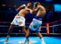 Rafael Divino Espinoza celebra la defensa de su campeonato mundial de peso pluma de la OMB en Arabia Saudita