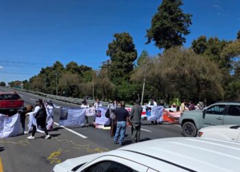 Familiares de personas desaparecidas bloquean la carretera federal México-Toluca, para exigir avances en las investigaciones.