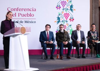 La presidenta de México, Claudia Sheinbaum Pardo afirmó que el director del IMSS, Zoe Robledo se queda en su puesto.